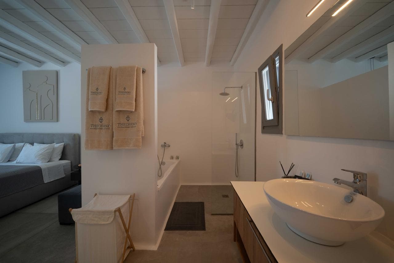 Guest suite with double bed and en-suite bathtub