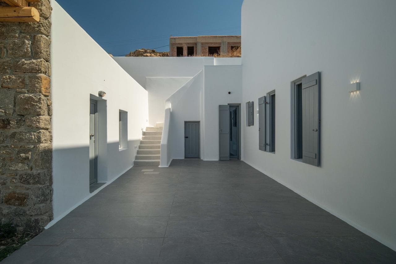 Whitewashed Cycladic courtyard between the residences