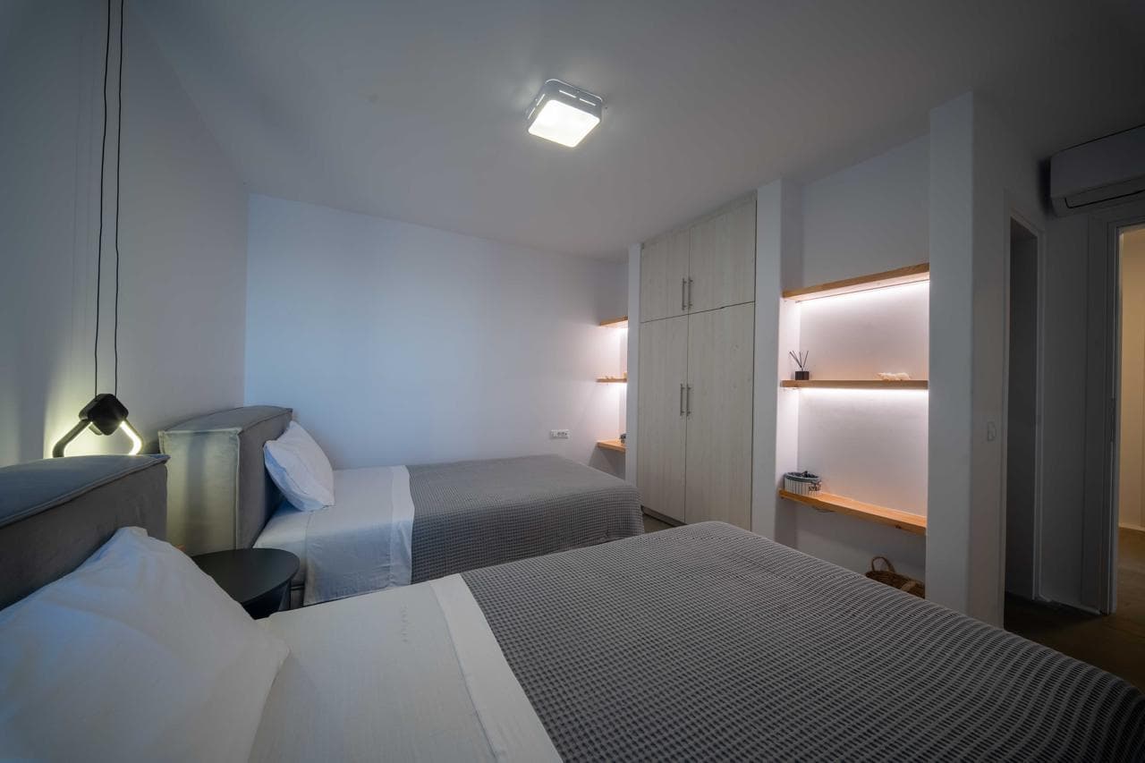 Twin bedroom with illuminated alcove shelving