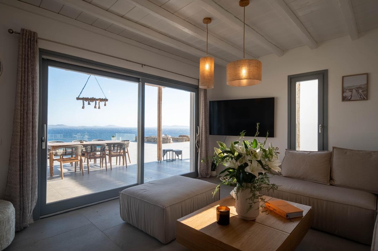 Lounge with panoramic window towards the sea