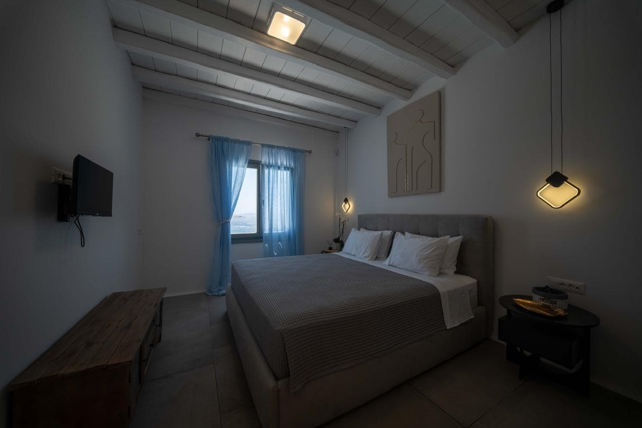 Quiet double bedroom with pendant lighting